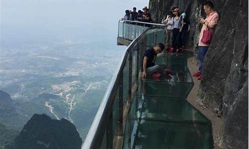 天门山玻璃栈道_张家界天门山玻璃栈道